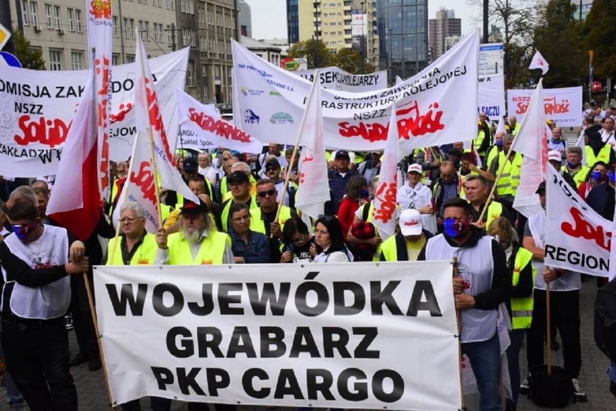 Protestujący przeciw zwolnieniom