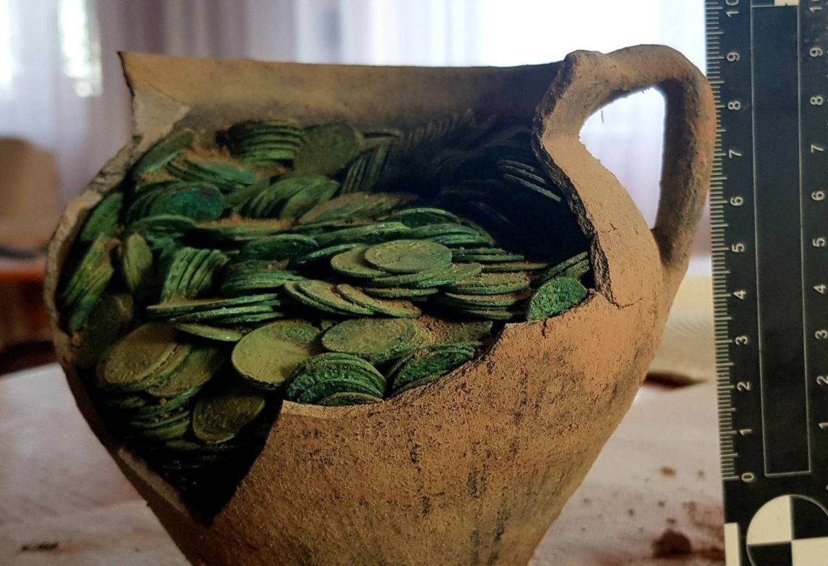 Znaleziono bardzo stary dzbanek, a w nim około 1000 monet sprzed wieków