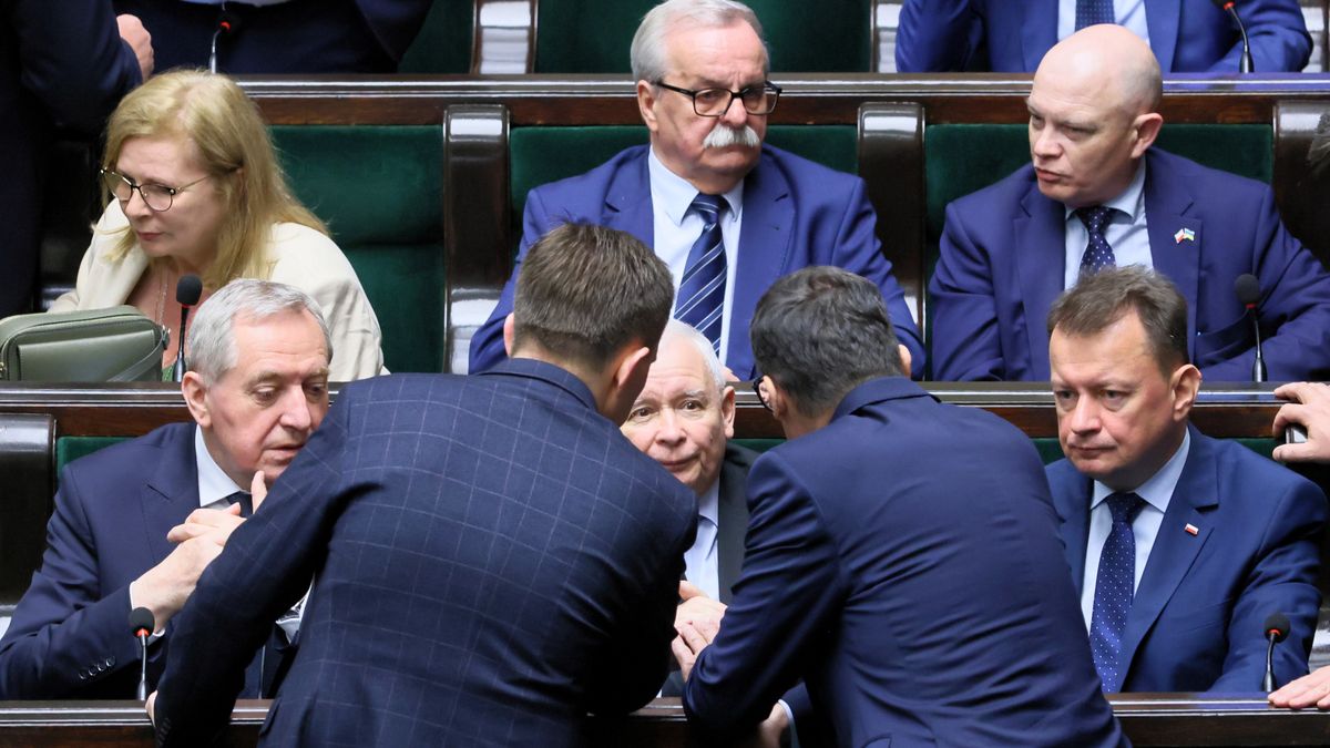 Na zdjęciu politycy PiS pogrążeni w rozmowie. W centrum m.in. Henryk Kowalczyk, Jarosław Kaczyński, Mariusz Błaszczak