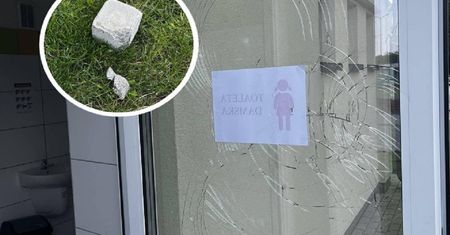 Sprawdzali kostką brukową wytrzymałość szyby w drzwiach, potem wysadzili siedziska