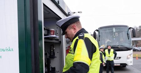 Warszawa. Kontrola autobusów wiozących dzieci na wakacje