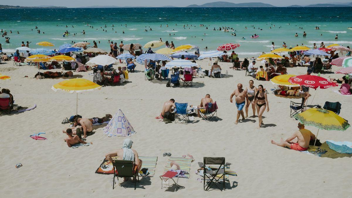 Turyści na plaży w Turcji