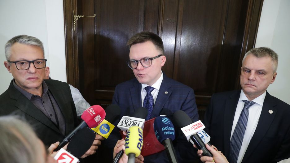 Warszawa, 21.02.2024. Marszałek Sejmu Szymon Hołownia (C) podczas wypowiedzi dla mediów w Sejmie w Warszawie, 21 bm. (ad) PAP/Tomasz Gzell