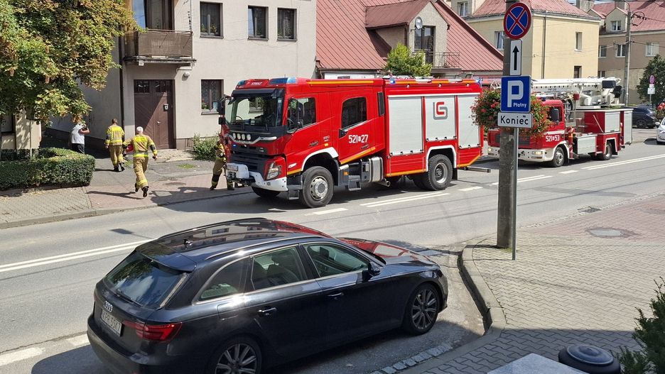 Strażackie wozy bojowe na ulicy 3 Maja w Proszowicach