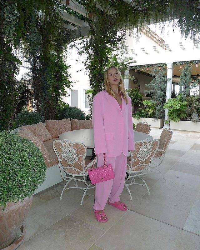 Jessica Mercedes w różowych sandałach