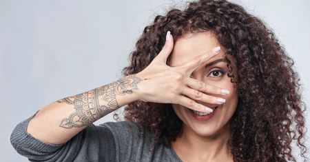 Tatuaż bransoletka, delikatna ozdoba czy wyraźny symbol? Sprawdź najciekawsze wzory