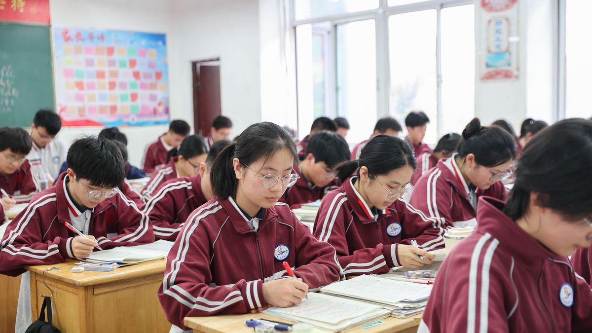 LIANYUNGANG, CHINA - MAY 20, 2024 - Grade three high school students who are about to take the National college entrance examination review in a self-study class at Ganyu No 1 Middle School in Lianyungang, East China's Jiangsu province, May 20, 2024. (Photo credit should read CFOTO/Future Publishing via Getty Images)