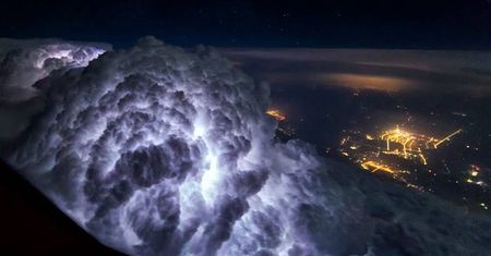 Pilot Boeinga 747 fotografuje burze podczas codziennych lotów
