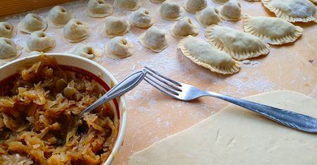 Pierogi z kapustą i grzybami. Bardzo prosty przepis na wigilijny przysmak