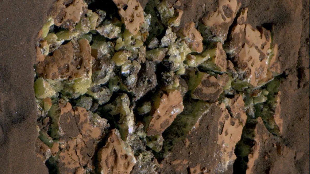 Unexpected discovery of pure sulphur crystals on Mars by Curiosity