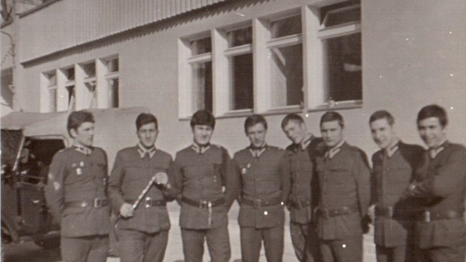Załoga Ochronna tzw. Willi Gierka na tle koszar, 1975