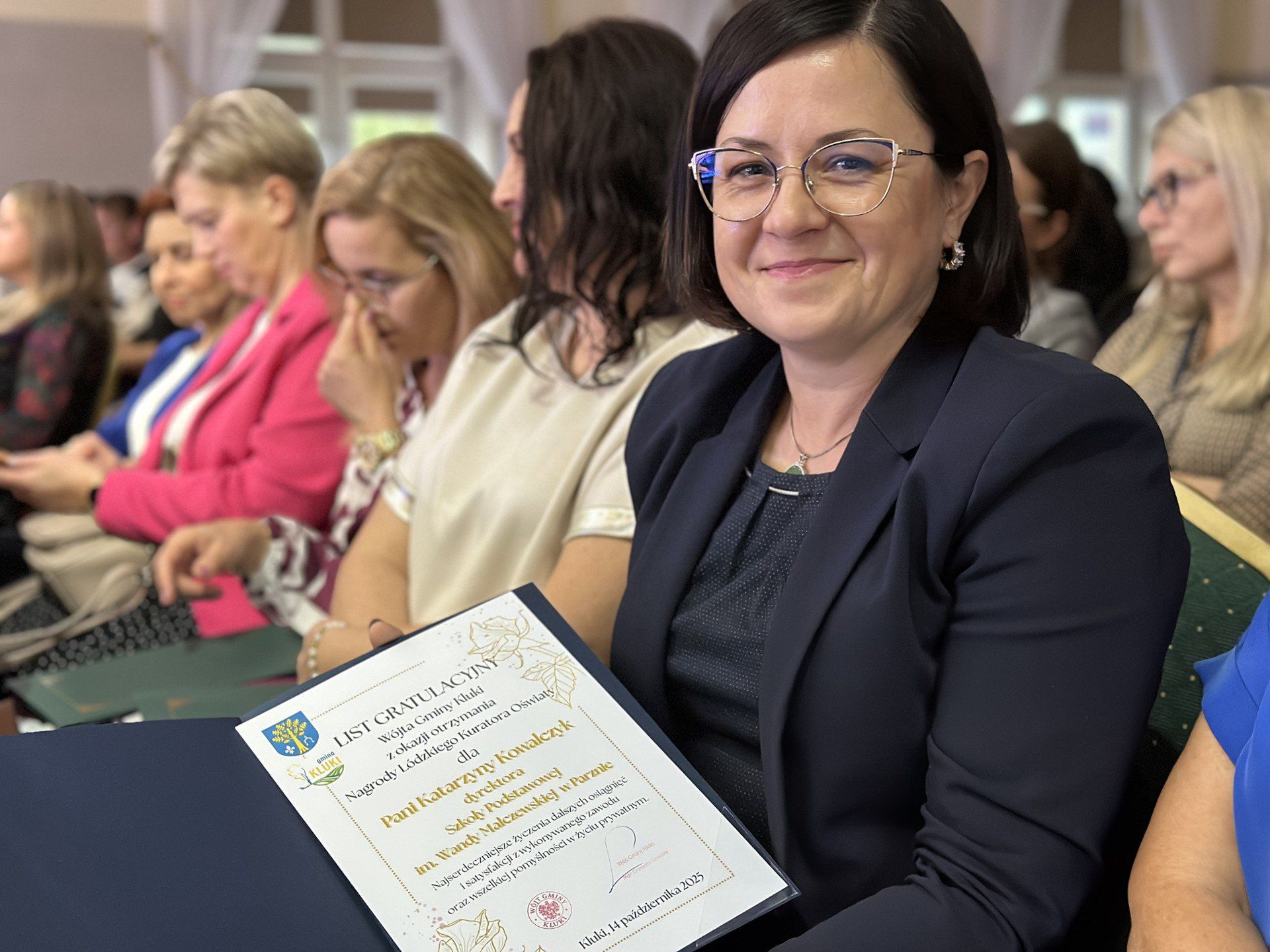 Dwie osoby, uhonorowane nagrodami Łódzkiego Kuratora Oświaty, odbiorą nagrody podczas uroczystości w Łodzi