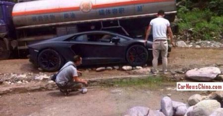 Lamborghini Aventador w opałach
