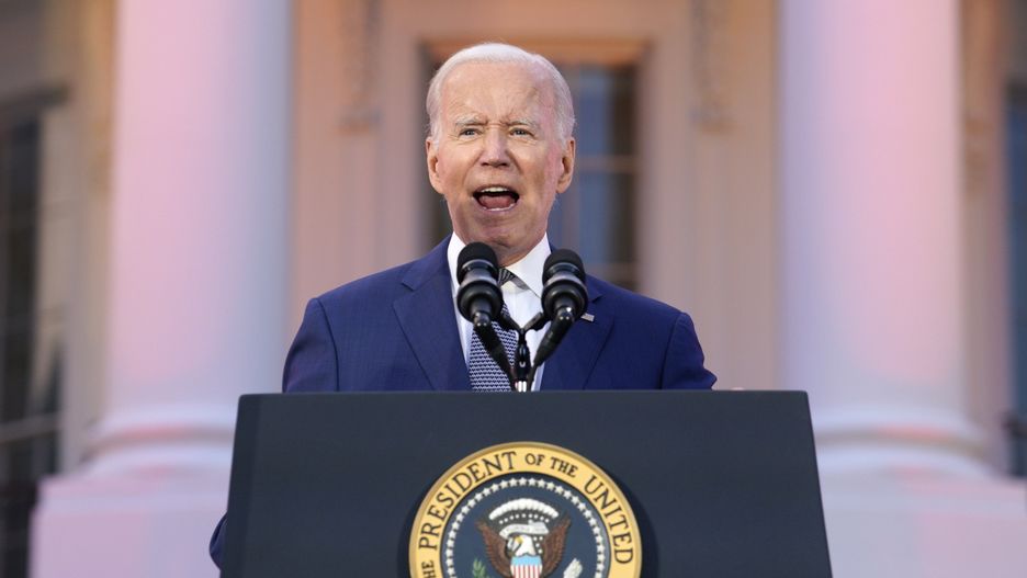 Zamieszanie z Joe Bidenem. "Boże, chroń królową"