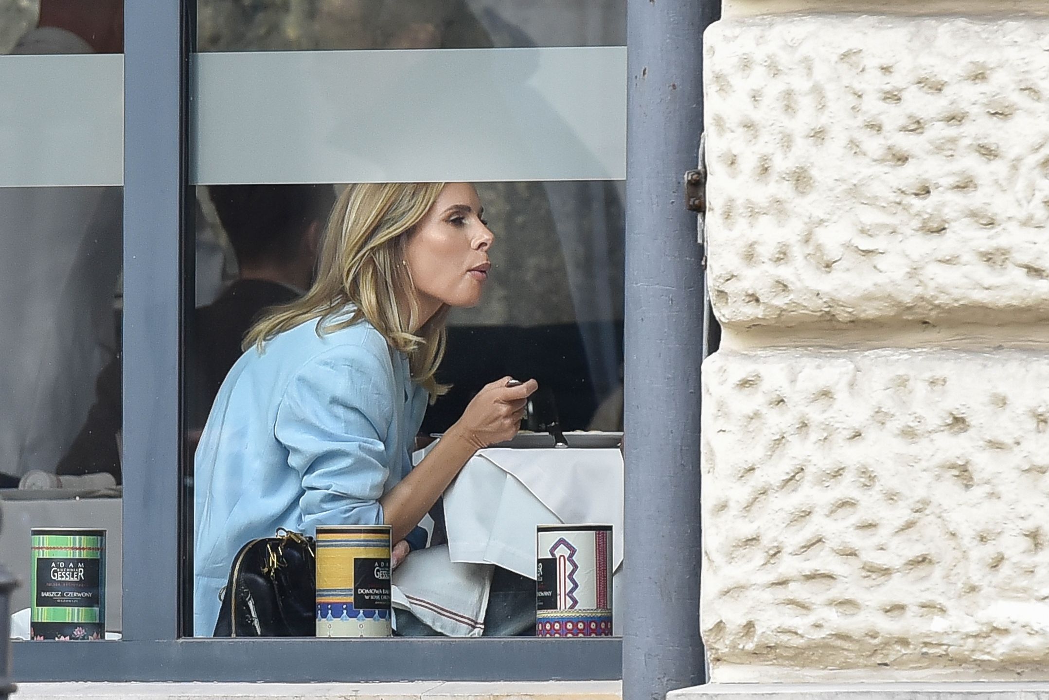 Wystylizowana Izabela Janachowska na obiedzie na mieście