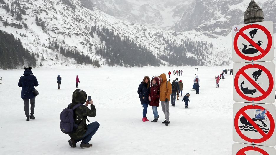 Tatry. Pod turystami załamał się lód na Morskim Oku - zdjęcie ilustracyjne