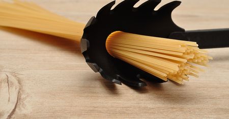 Groźne łyżki do spaghetti. Nie można nimi dotykać żywności