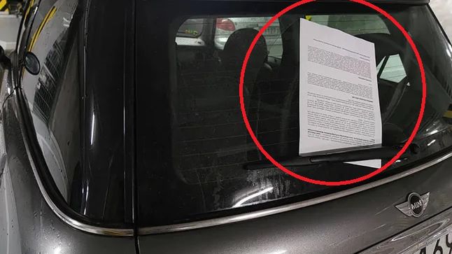 Kartka za wycieraczką powinna wzbudzić naszą czujność