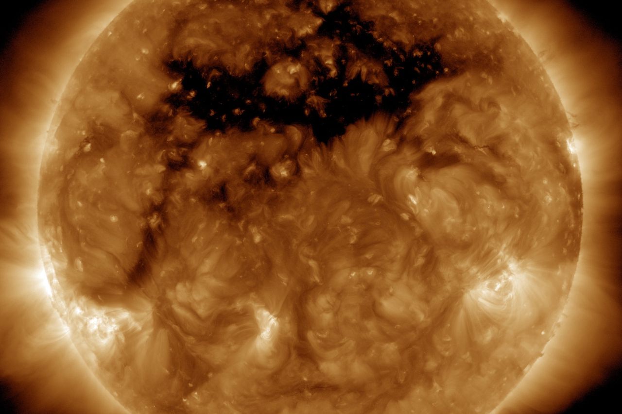 Olbrzymia "dziura" w Słońcu. Wiatr dmucha z niej prosto w Ziemię