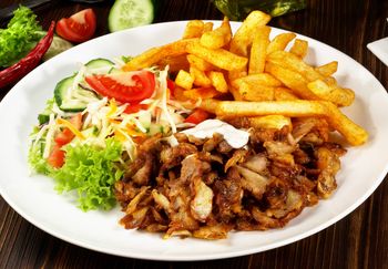 Ten domowy gyros smakuje lepiej niż z budki! Sekret tkwi w jednym sosie