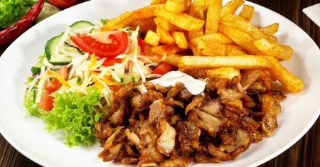 Ten domowy gyros smakuje lepiej niż z budki! Sekret tkwi w jednym sosie