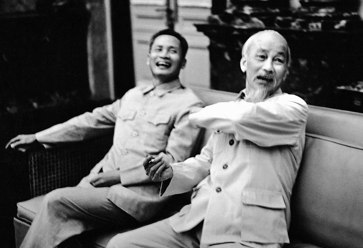 Ho Chi Minh na zdjęciu po prawej