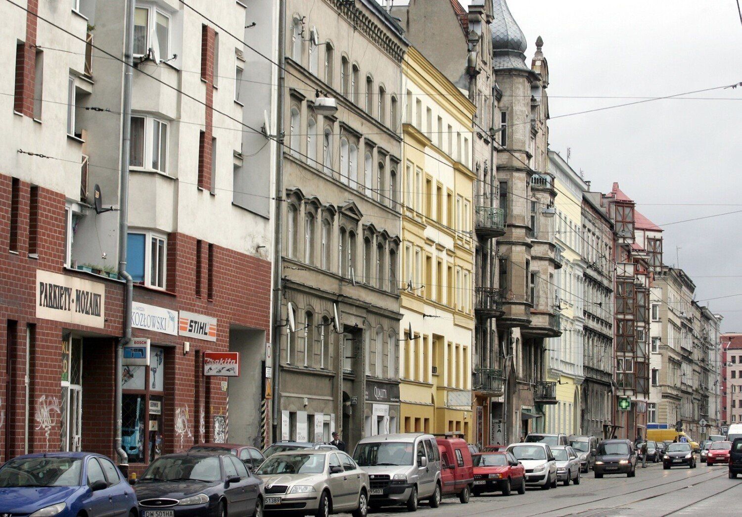 Wypowiadane jako przestroga. Dziś już po wrocławskim Trójkącie Bermudzkim pozostała tylko legenda. Jednak jeszcze kilkanaście lat temu wrocławianie z innych części miasta wiedzieli, że rejon Przedmieścia Oławskiego w okolicy ulic Traugutta, Kościuszki i Pułaskiego jest szczególnie niebezpieczny.

Przez lata wskaźnik przestępczości na Trójkącie był wysoki, a rejon zyskał wieczną sławę w piosence Lecha Janerki &#34;Strzeż się tych miejsc&#34;, który śpiewał:
Tu nie wolno głośno śmiać się
I za dobre mieć ubranie
Tutaj ludzie złych profesji
Mają swoje oceany

Zobacz na kolejnych slajdach rzeczy, które zrozumieją tylko rodowici wrocławianie - posługuj się myszką, klawiszami strzałek na klawiaturze lub gestami