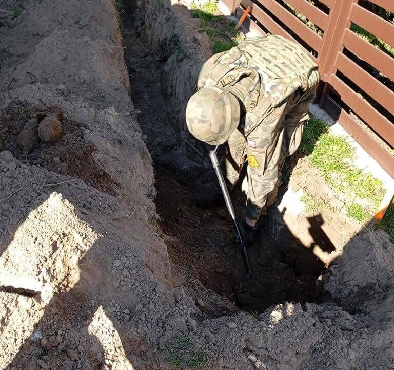Saper szukający niebezpiecznych niewybuchów