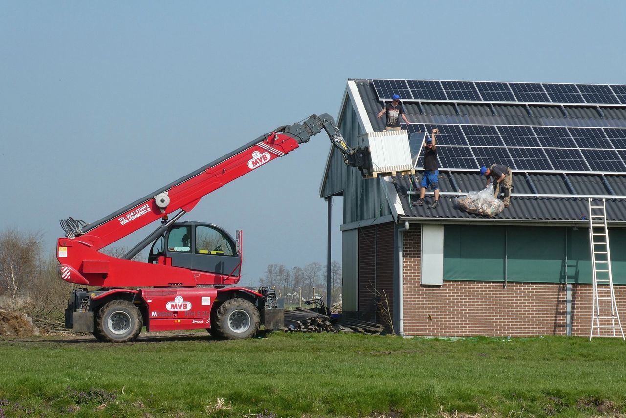 Transformacja energetyczna w Polsce. Nowe przepisy wywołują obawy - Instalacja fotowoltaiczna podczas montażu na dachu. Fotowoltaika się rozwija