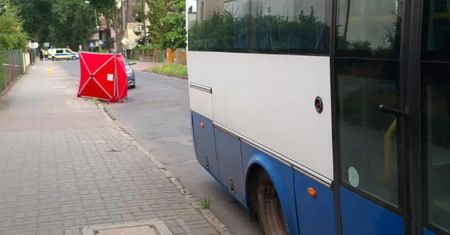 Tragiczny wypadek w Żarach. Pasażer zginął pod kołami autobusu
