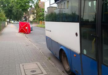 Tragiczny wypadek w Żarach. Pasażer zginął pod kołami autobusu