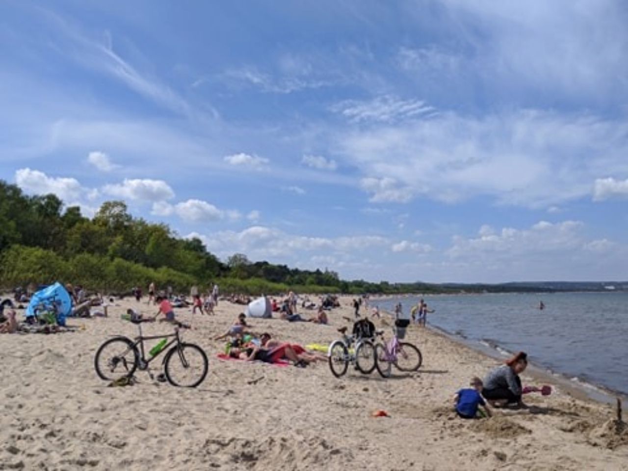 Gdańsk. Tak wygląda sytuacja na plaży: "Ściągają maseczki i piją piwo"