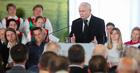 Już nawet nie na styku. Najświeższy sondaż pokazuje, że PiS ma problem
