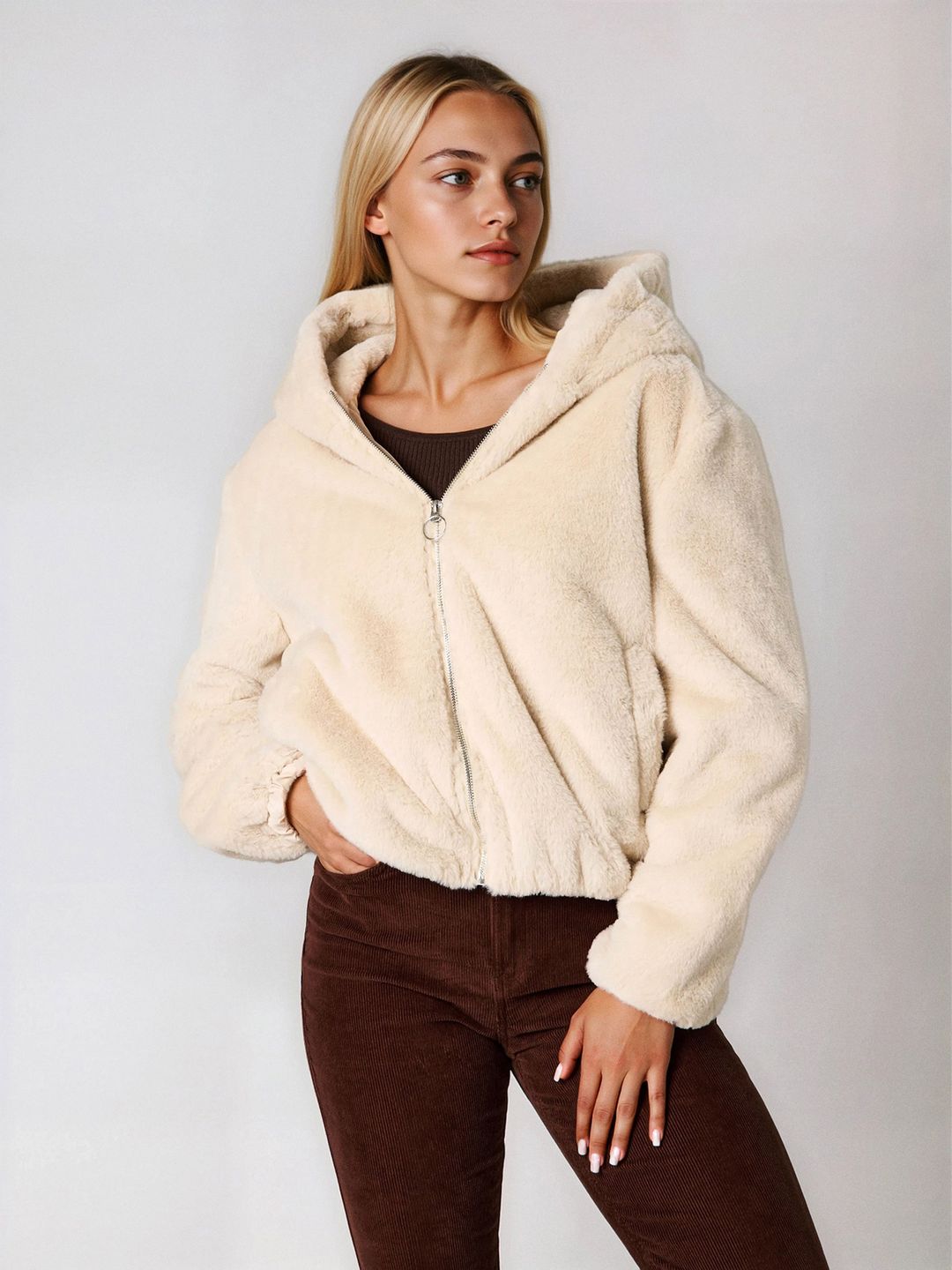 Krótka kurtka z jasnego misia z kolekcji Sinsay