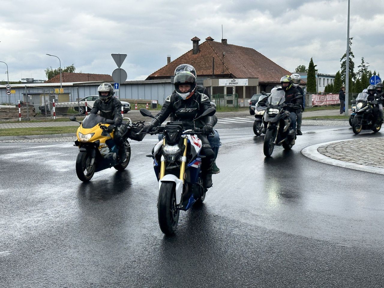 Wielkie rozpoczęcie sezonu motocyklowego w Środzie Wielkopolskiej. Parada motocykli ulicami miasta rozpoczęła wydarzenie [film, zdjęcia]