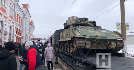 Wożą przejętego M2A2 Bradley po Rosji. Ma dodatkowe ślady po testach amunicji