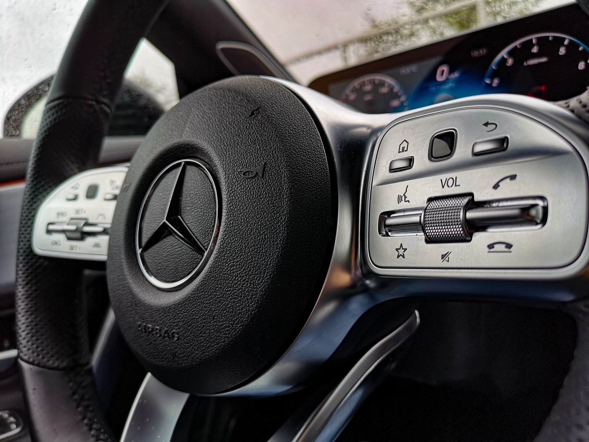 Mercedes CLA: System MBUX, wirtualny kokpit i audio Burmester 45