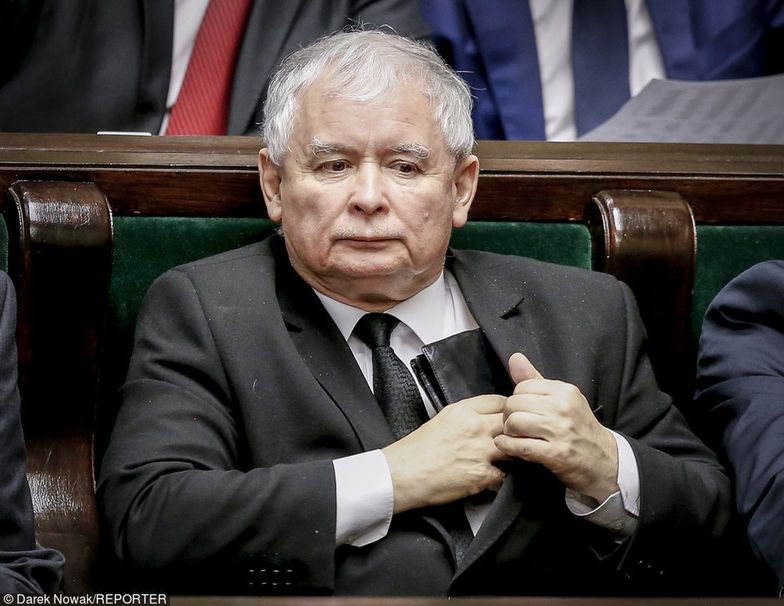 - Będzie skromniej - obiecał Jarosław Kaczyński w odpowiedzi na wytykane rządowi PiS rozpasanie w pensjach i nagrodach.