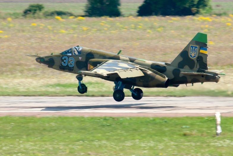 Su-25 ukraińskich sił powietrznych ląduje.
