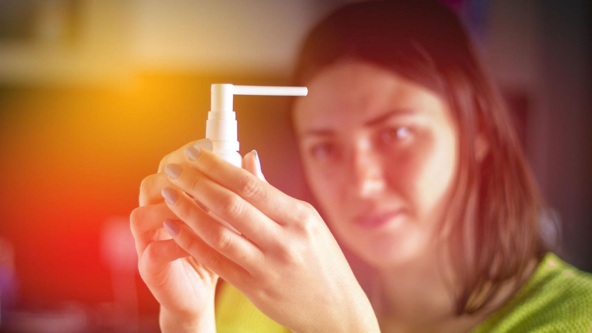 W zapaleniu gardła objawy infekcji zmniejsza aerozol z benzydaminą.