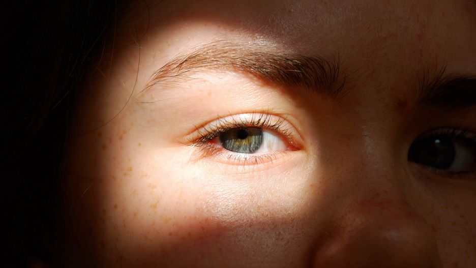 Jeśli walczysz z przebarwieniami, szukaj kosmetyków z witaminą C w składzie.