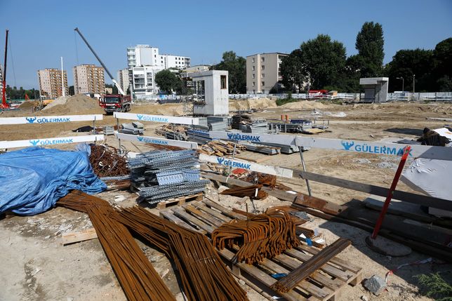 Warszawa, 06.07.2021. Oprowadzanie dla mediów po powstającej stacji C21 �Bródno�, 6 bm. w Warszawie. Pierwszy odcinek torowiska pomiędzy stacjami Bródno i Kondratowicza jest prawie gotowy, trwa zbrojenie torowisk w tunelach. 
Na stacjach trwają prace wykończeniowe.  (kf) PAP/Rafał Guz