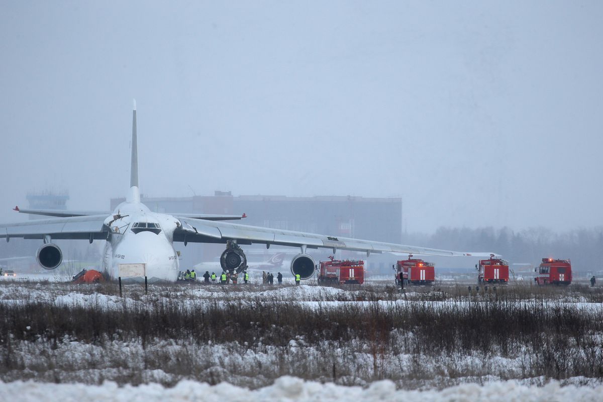 Rosja. Antonow An-124 Rusłan minął pas awaryjny podczas lądowania