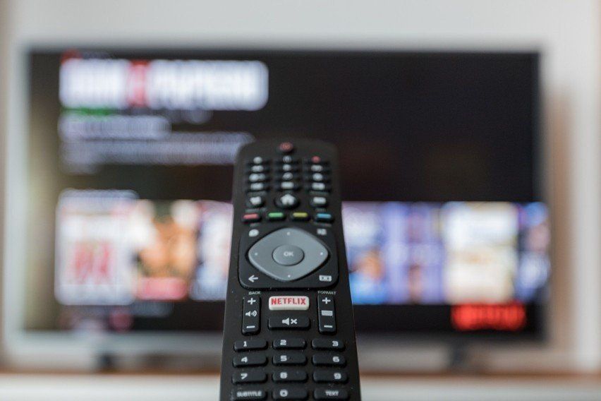 Konieczność uiszczania opłat abonamentowych dotyczy każdego gospodarstwa domowego, w którym znajduje się minimum jeden odbiornik radiowy lub telewizyjny. Jednak niezależnie od ilości posiadanych odbiorników w domu czy samochodzie stanowiącym ich własność, osoby fizyczne wnoszą jedną opłatę abonamentową.Jedną opłatę bez względu na liczbę posiadanych odbiorników radiofonicznych lub telewizyjnych w tym samym budynku bądź zespole budynków wnoszą również publiczne zakłady opieki zdrowotnej, sanatoria, żłobki, publiczne i niepubliczne jednostki organizacyjne systemu oświaty, państwowe i niepaństwowe szkoły wyższe i domy pomocy społecznej.