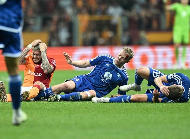 Piłkarze zderzyli się głowami podczas meczu w Stambule (foto: Elif Ozturk Ozgoncu/Anadolu Agency)