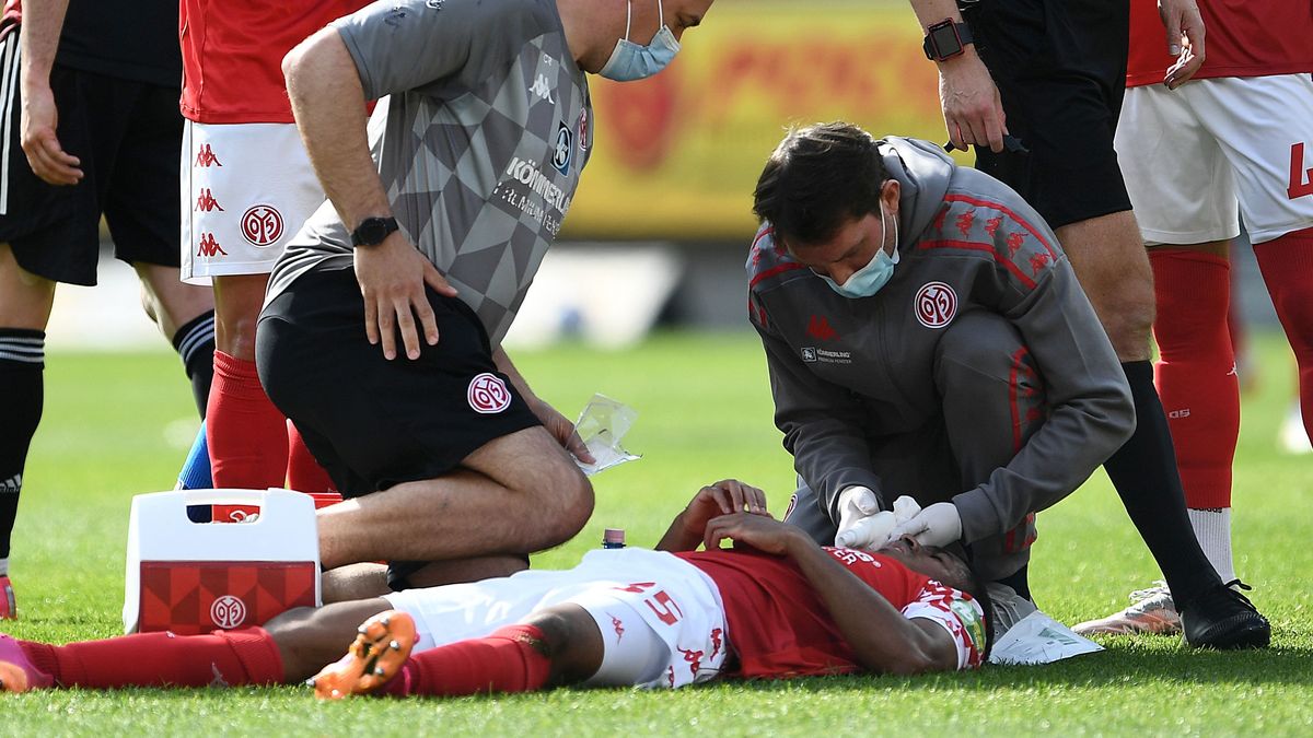 Getty Images / Alexander Scheuber / Na zdjęciu: Leandro Barreiro (FSV Mainz) opatrywany po starciu z Robertem Lewandowskim (Bayern)