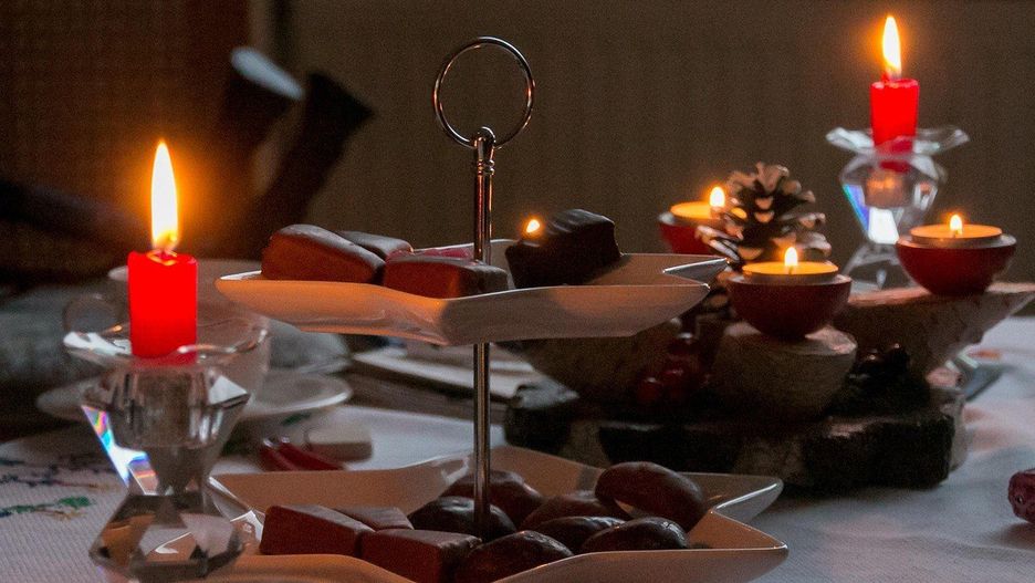 Zobacz na zdjęciach przepis na piernikowe ciasto z ciasteczkowym kremem.