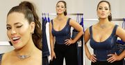 Ashley Graham i jej ściśnięte piersi na tle wieszaków