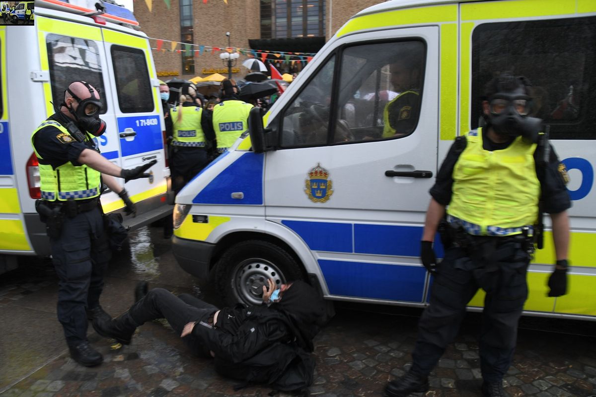 Policja ze Sztokholmu pracuje nad sprawą dwóch wybuchów, do których doszło w dwóch dzielnicach miasta