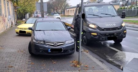 Obywatel Ukrainy uderzył w tył skody. Problemy zaczęły się dopiero później – honda odjechała na lawecie